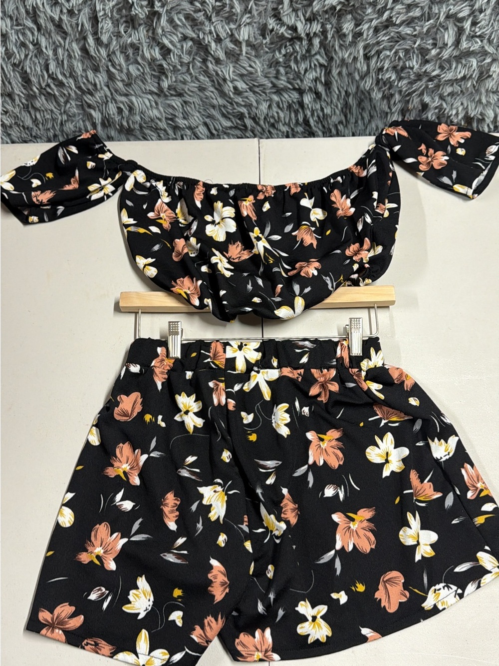 Floral Off-Shoulder Crop Top & Shorts Set Black with Peach & White Flowers sz S